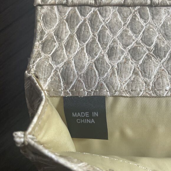 Guess Faux Leather Snakeskin Clutch Wallet Metal Plate Logo White Gray 7.5" - Picture 11 of 12